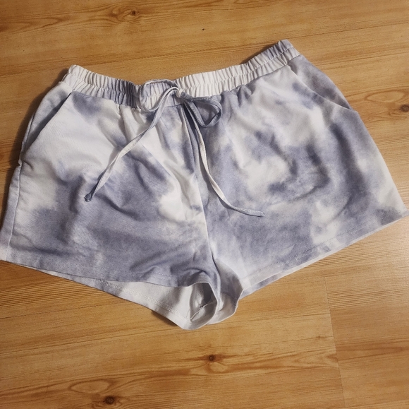 Zulily Women's Blue-Gray Haze Long-sleeved Tie-Dye T-shirt and Shorts Set - Picture 13 of 16